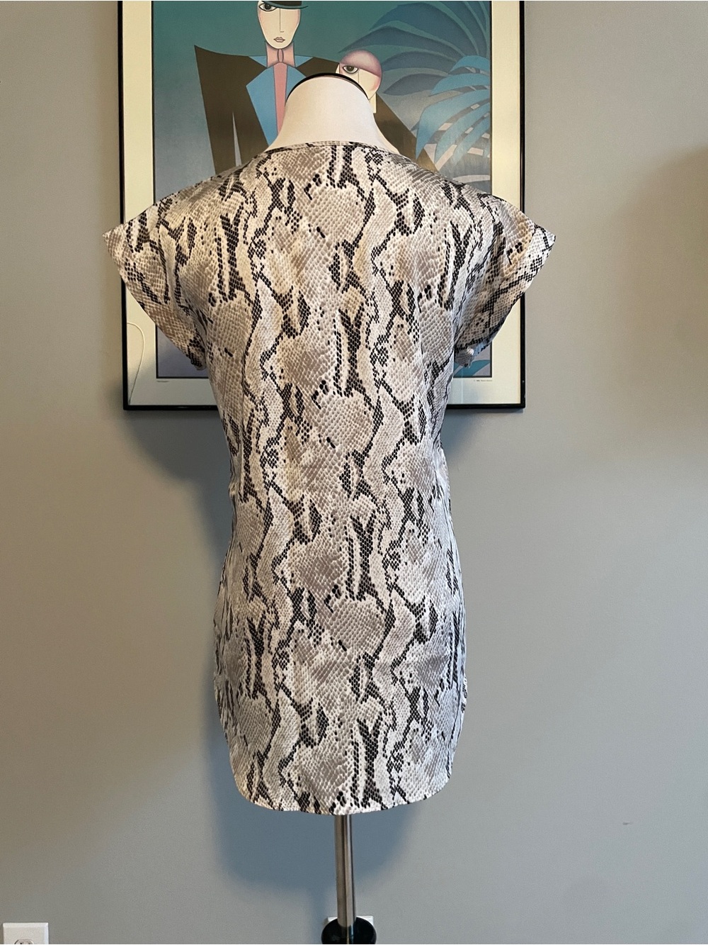 Express Snake Print V-Neck Short Sleeve Top - Gray/Black - Picture 2 of 10